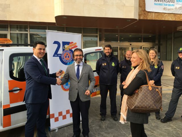 La consejería de Presidencia cede un vehículo a Protección Civil de San Javier para una campaña divulgativa de autoprotección