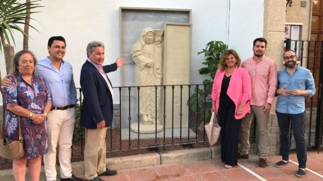 El Ayuntamiento restaura y exhibe el mausoleo original del matrimonio fundador de la Santiago de la Ribera en la fachada de la iglesia
