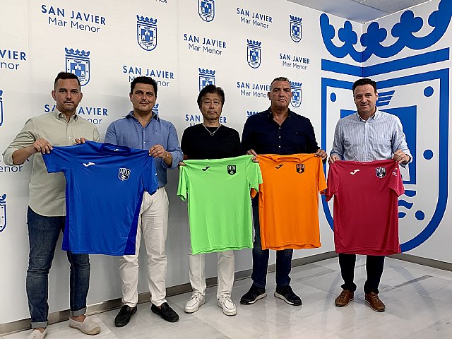 La Escuela del Mar Menor estrena equipaciones