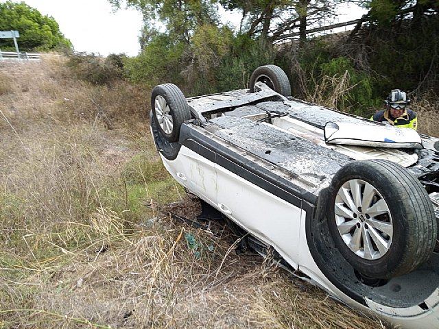 Coche cae por un terraplén en la AP-7 en San Javier y una joven de 26 años resulta herida leve