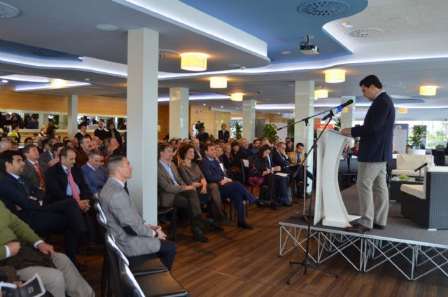 El alcalde y la consejera de Presidencia inauguraron la VI Convención de Turismo Residencial celebrada en Santiago de la Ribera