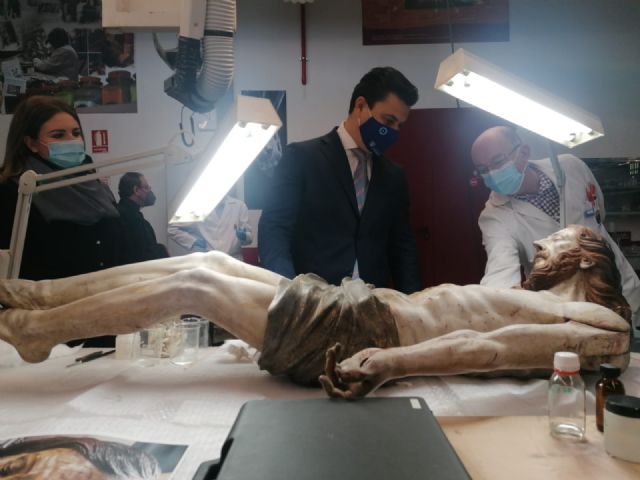 La restauración del Crucificado de la iglesia de San Francisco Javier concluirá antes de Semana Santa