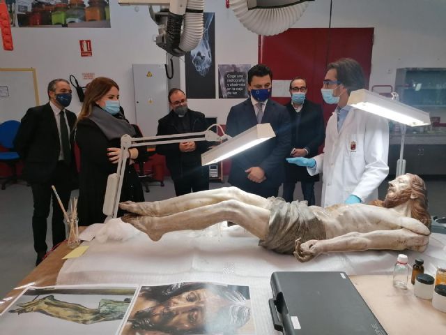 La restauración del Cristo de las Ánimas de la iglesia de San Javier lo descubre como “una joya de la escultura policromada del siglo XVII”