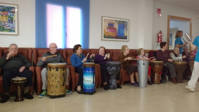 Servicios Sociales lleva la Musicoterapia a las residencias de Personas Mayores