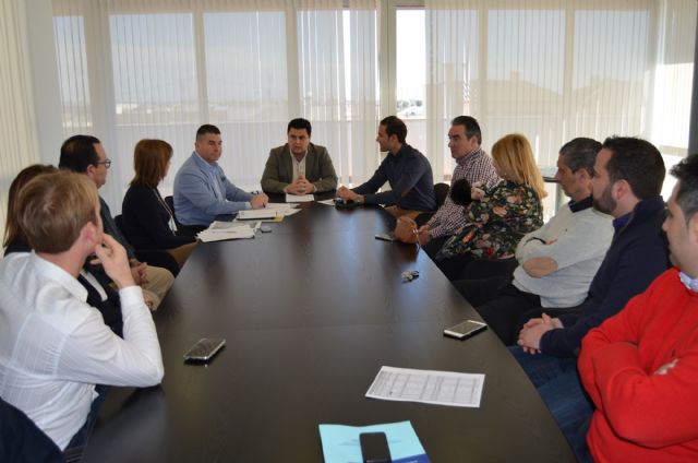 El alcalde reúne al sector hostelero de La Manga para abordar los detalles de la regulación del turismo de bodas