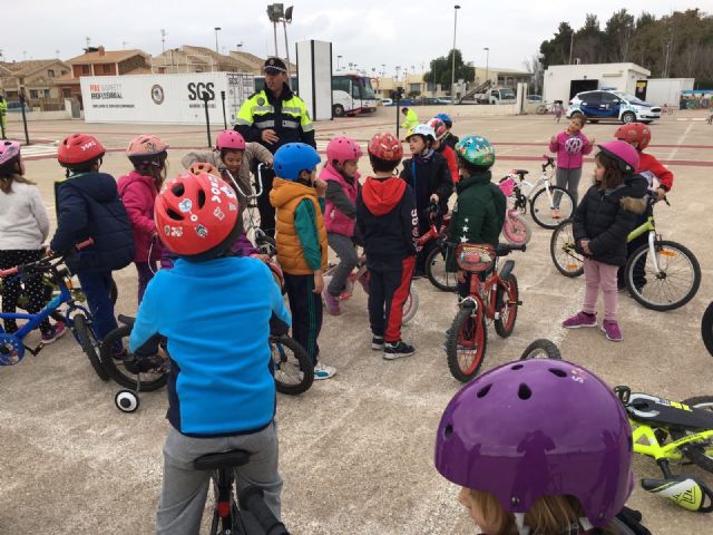 Alumnos del CEIP El Recuerdo  practican la Seguridad Vial con la ayuda de la Policía Local