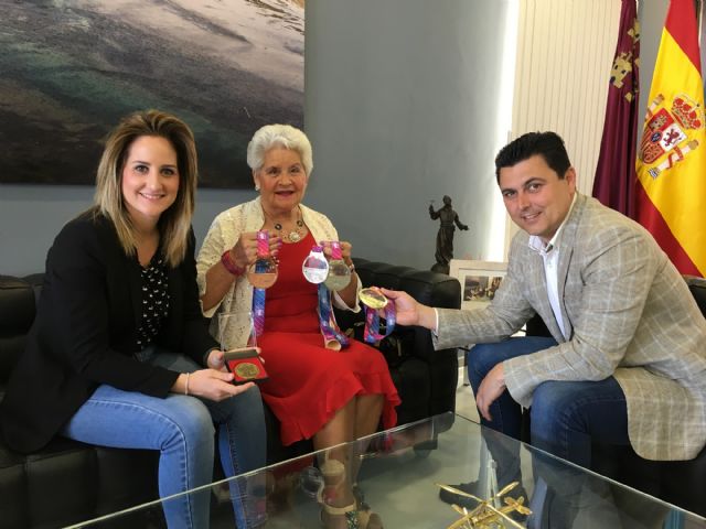 El alcalde y la concejala de Deportes reciben a la deportista local Paulina Vallejo, de 77 años, flamante campeona de Europa en lanzamiento