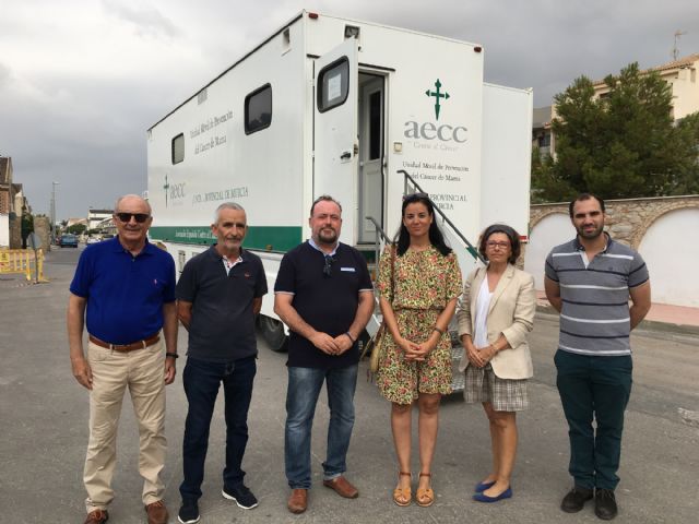Más de 70 mujeres menores de 50 años se han realizado una mamografía hoy en San Javier en la Unidad Móvil de la AECC Murcia