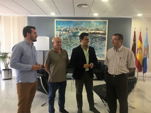 El Ayuntamiento renueva convenio de colaboración con la asociación 'San Javier, ciudad de compras'