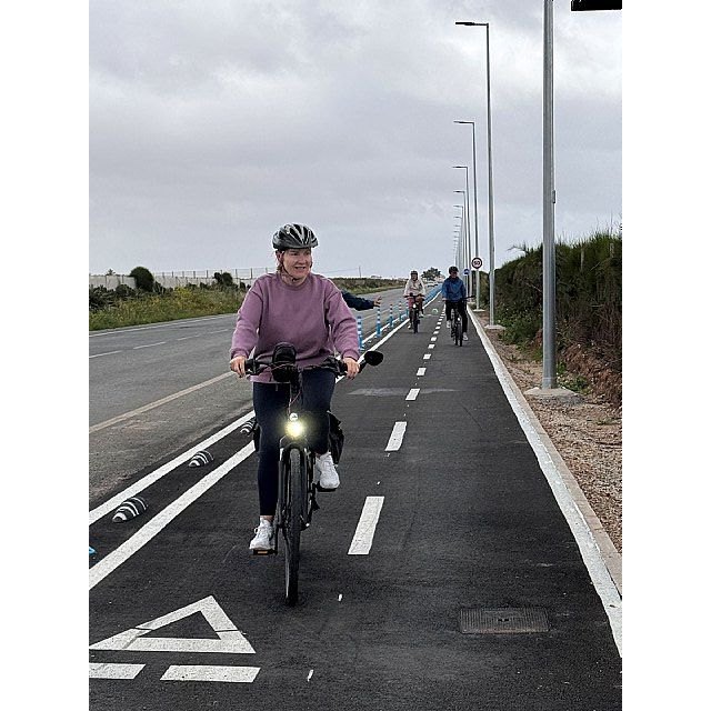 El nuevo tramo de carril bici, entre la rotonda del antiguo aeropuerto y Los Narejos, ya está operativo