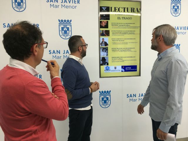 La biblioteca de San Javier lleva los libros a los bares con 'Lecturas para pasar el trago'