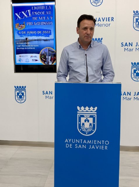 Los colegios del municipio disputan la XXI Liguilla de Vela y Piragüismo , en la playa Barnuevo