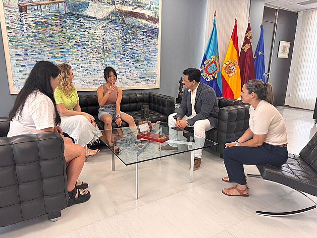 El alcalde recibe a la joven sanjaviereña, Paula Pan, elegida Joven del Año, en los Premios de la Juventud de la Región de Murcia
