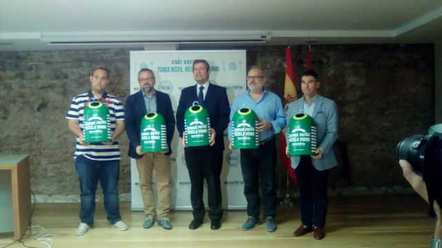 San Javier se vuelve a implicar en la campaña de verano 'Toma nota, recicla vidrio' destinada  a la hostelería