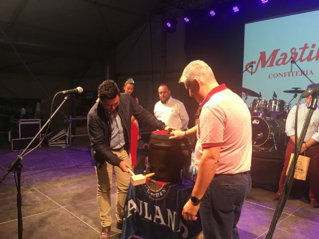 El Alcalde José Miguel Luengo abrió el primer barril del Oktoberfest San Javier 2019