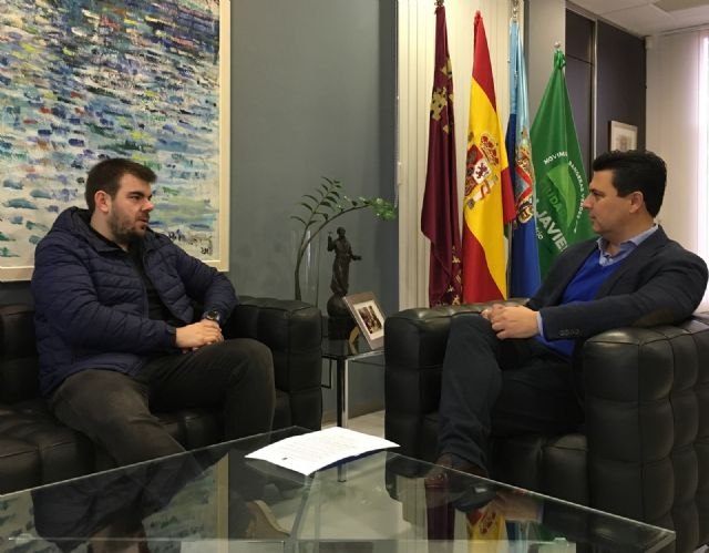 El alcalde recibe al joven cocinero de San Javier , Rubén Escudero, hombre de confianza del prestigioso chef peruano Gastón Acurio