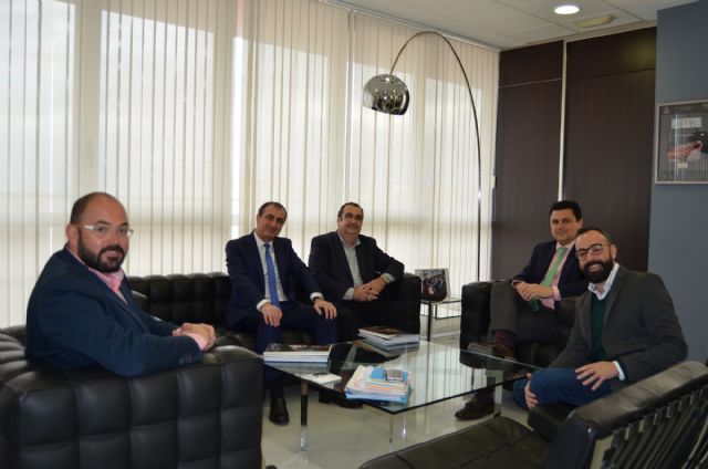 Ayuntamiento y Sardineros ultiman detalles para la llegada  de la Sardina, por mar,  al municipio