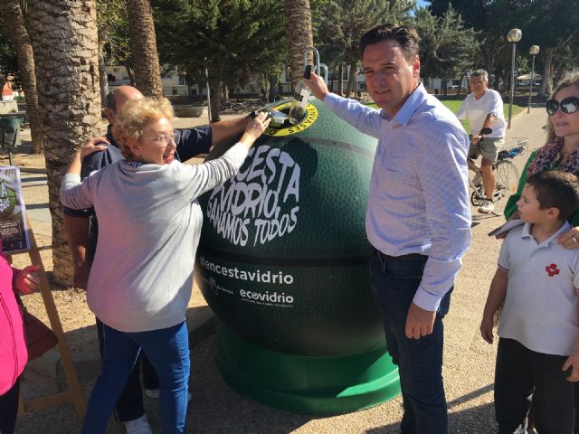 El concejal de Deportes, Sergio Martínez anima a “encestar vidrio” en San Javier