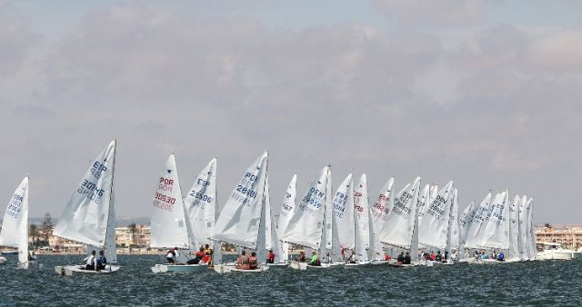 Los almerienses Fresneda lideran el Trofeo Armada de Snipe