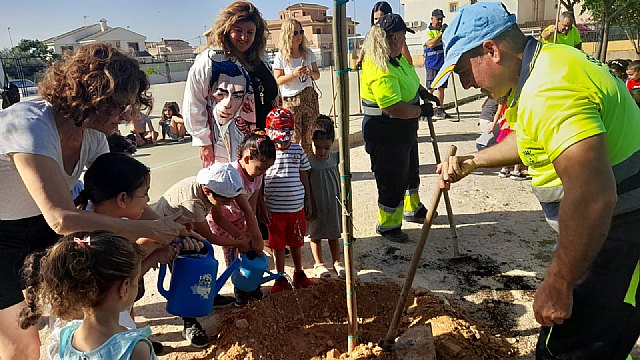 La plantación de nuevos árboles en el CEIP Severo Ochoa contribuirá a crear más sombra junto a la pista deportiva