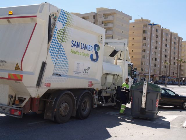 El servicio de recogida de basura se refuerza en verano con cuatro rutas más en La Manga y Santiago de la Ribera