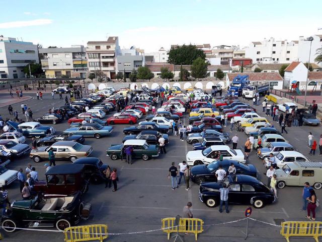 La III Concentración de Vehículos Clásicos reúne 123 'joyas' de la automoción y triplica la participación de  la pasada edición