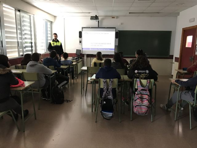 Agentes de Policía Local imparten charlas en los institutos sobre los riesgos de las redes sociales
