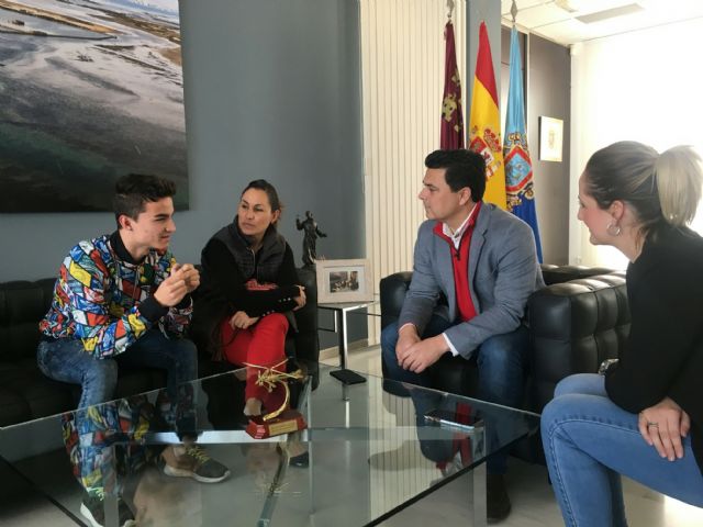 El alcalde recibió al joven motociclista local, Adrián Cases, que se prepara para el Campeonato de España de 600
