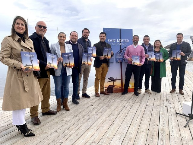 El alcalde, José Miguel Luengo presenta el Anuario 2022 'San Javier es destino'
