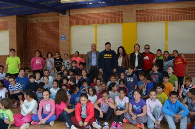 El piragüista olímpico David Cal sorprende en el recreo a los alumnos del colegio 'Fulgencio Ruiz'