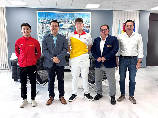 El alcalde, José Miguel Luengo, recibe a varios deportistas locales a los que felicitó por sus recientes títulos nacionales