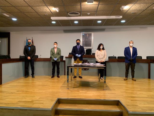 Todos los grupos políticos municipales excepto VOX,  firman el 'Pacto Relanza San Javier'