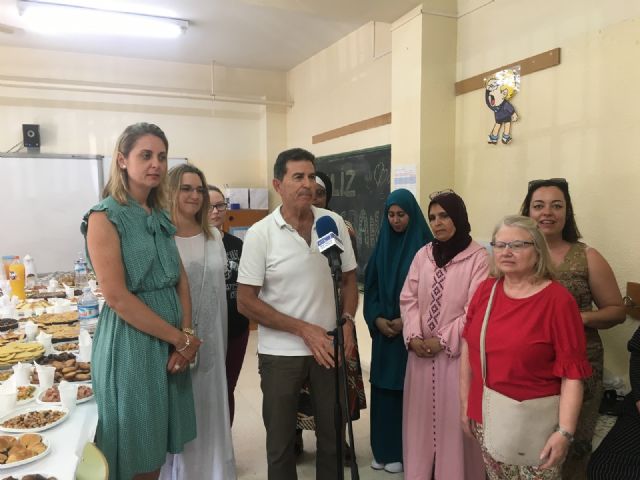 Una veintena de mujeres marroquíes reciben sus diplomas del curso de español impartido en el CEIP 'La Paz' por voluntarios del Banco del Tiempo