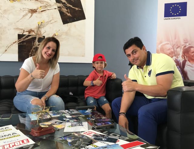 El alcalde recibió al niño de 5 años Jonathan Ramila, toda una promesa local del motoclismo