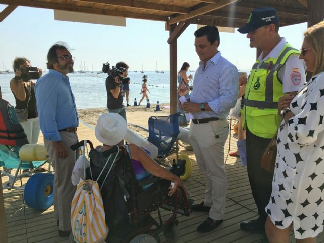San Javier registra el 50 por ciento del total de la Región en  ayudas al baño a personas con movilidad reducida en playas