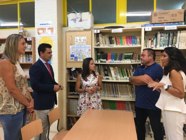 La directora general de Centros María Remedios Lajara visita  San Javier en el arranque de curso