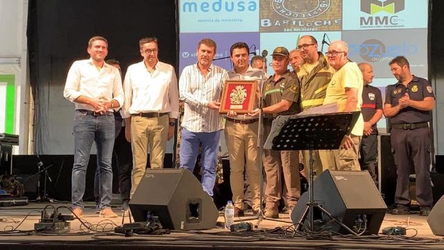 Despedida de las brigadas forestales y bomberos que han ayudado en la normalización del municipio tras las inundaciones