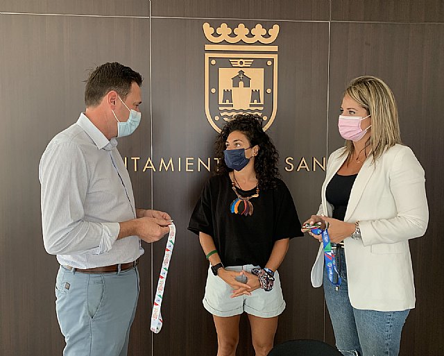 El concejal de Deportes, Sergio Martínez recibe a la jugadora  internacional de fútbol sala, Marta Peñalver