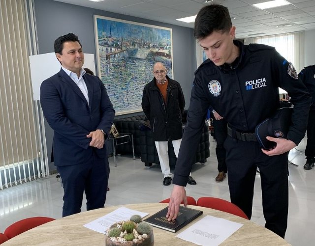 Toma posesión de su puesto un nuevo agente de Policía Local