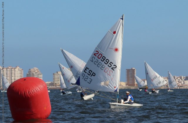 Cristina Pujol y Francisco Sánchez, primeros líderes en el Nacional Laser Radial