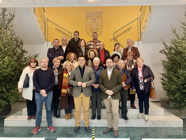 El alcalde recibe a los representantes de Festifolk España , en el Ayuntamiento