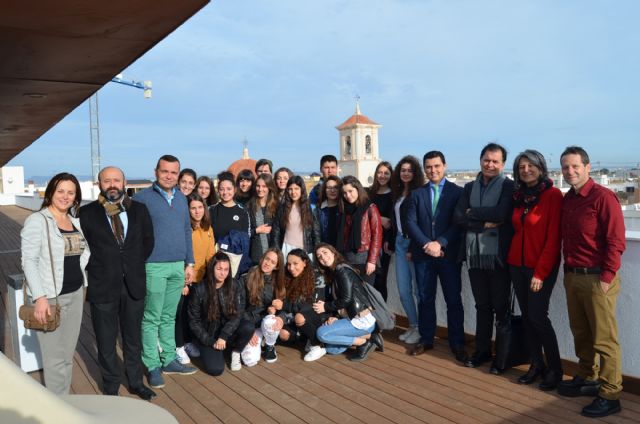 El Alcalde recibe a un grupo de estudiantes italianos de intercambio con alumnos del IES 'Mar Menor'