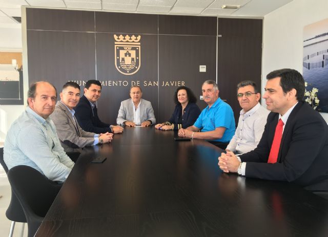 Comunidad, Ayuntamiento y taxistas de San Javier trabajan en la potenciación del sector del taxi en el municipio