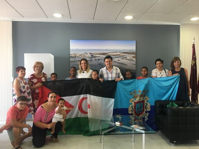 El Alcalde recibe a los siete niños saharauis acogidos durante el verano por familias del municipio