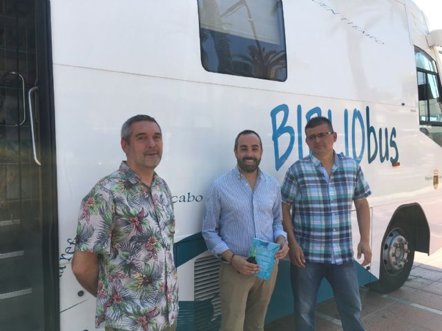 El Bibliobús ofrecerá su servicio de préstamo de libros en la playa Barnuevo todos los martes de julio y agosto