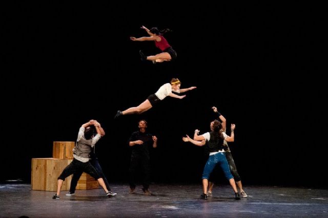 El espectáculo “Todo encaja” lleva la acrobacia circense a la plaza de España de San Javier
