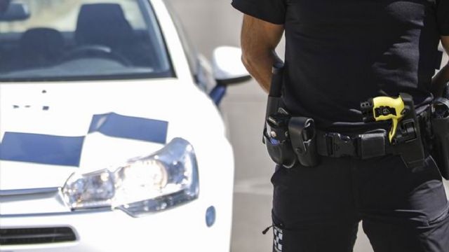 El GM VOX San Javier solicita autorizar el uso de pistolas táser como arma reglamentaria de la Policía Local