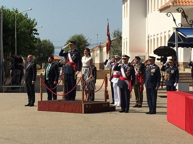 Los Reyes presiden en San Javier la entrega de despachos a los 99 nuevos Tenientes del Ejército del Aire en la AGA