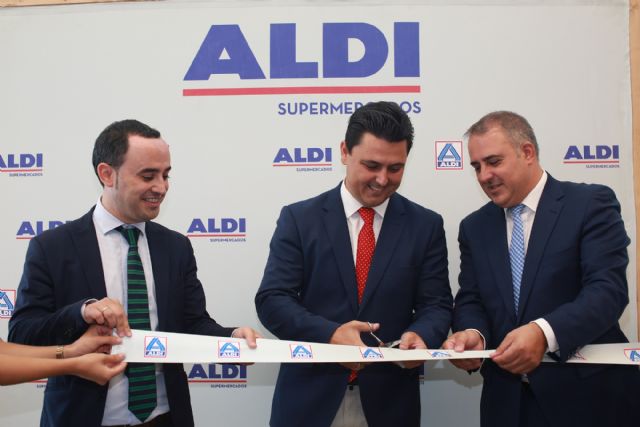 La cadena de alimentación ALDI amplía superficie y plantilla con la reubicación de su tienda  en San Javier