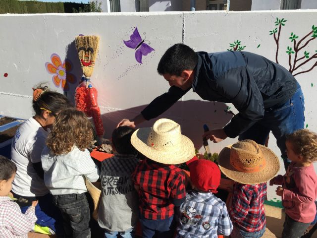 El Punto de Atención a la Infancia de El Mirador inaugura su huerto ecológico